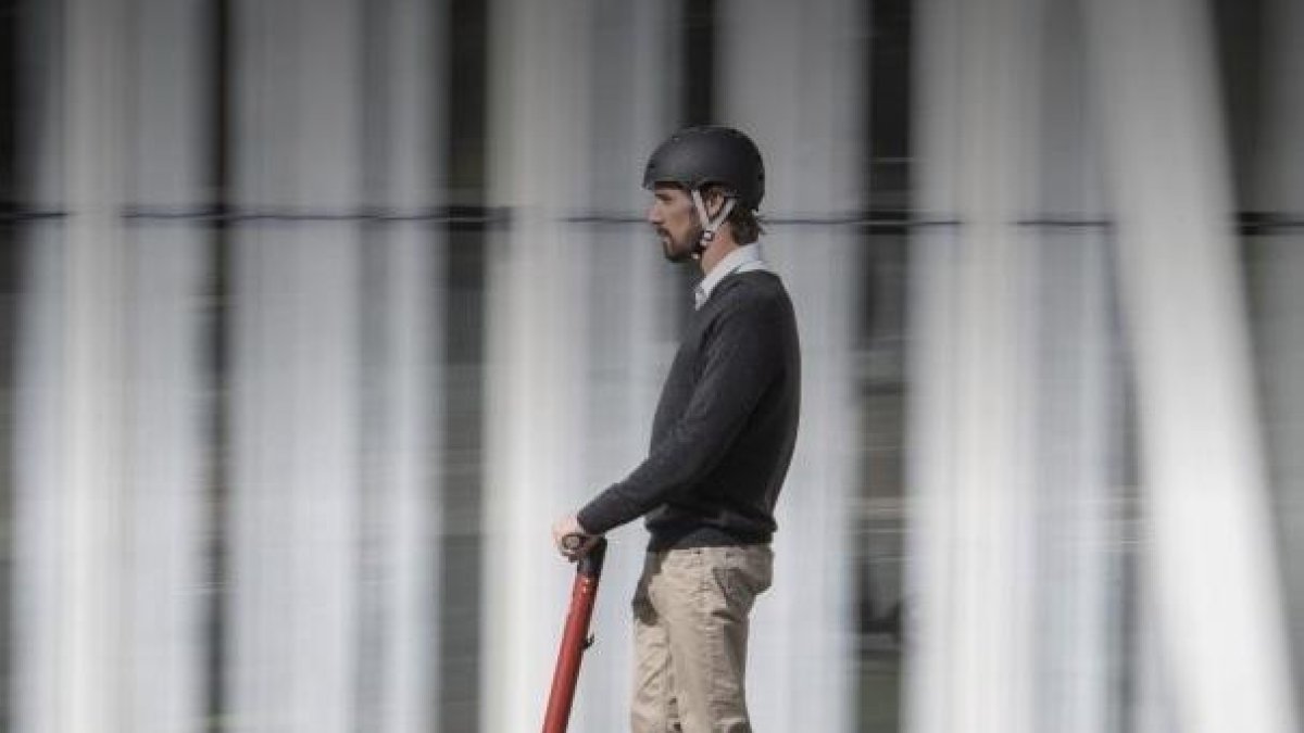 Un hombre viajando en patinete eléctrico.