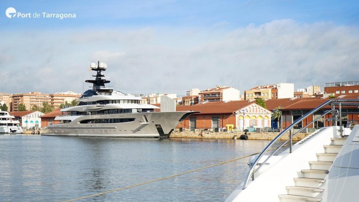 El yate 'Kismet' atracado en el Moll de Costa del Port de Tarragona.