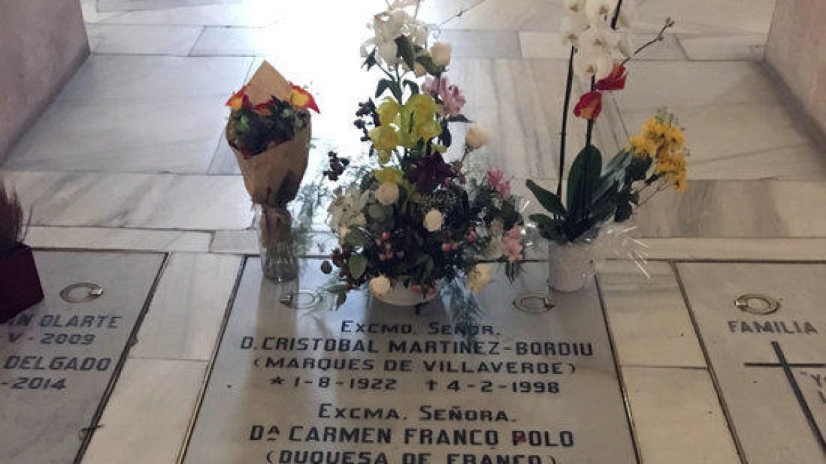 La tumba de Carmen Polo, esposa de Franco, en la cripta de Almudena.