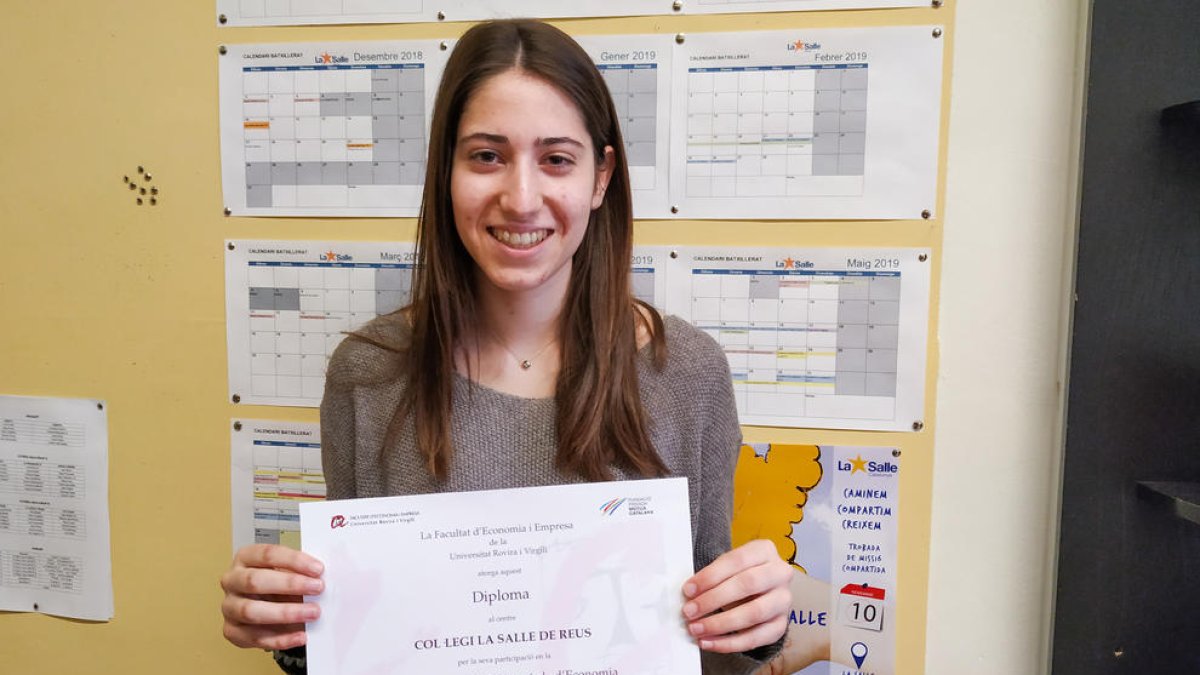 L'alumna Lídia Bofarull Barberà amb el diploma que certifica el seu premi.