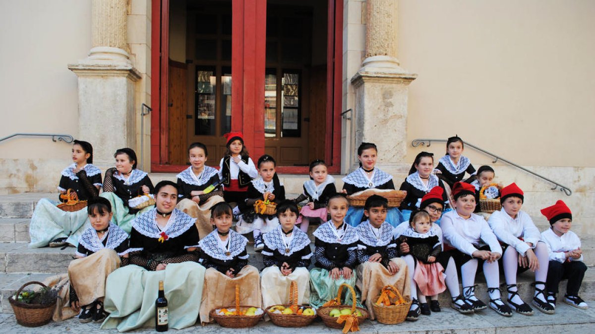 Un grup de nens a les portes de l'esglèsia per Sant Isidre.