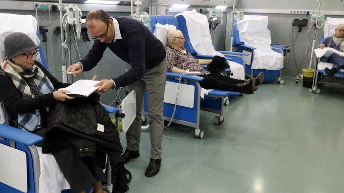 Imatge d'uns pacients a la sala de quimioteràpia