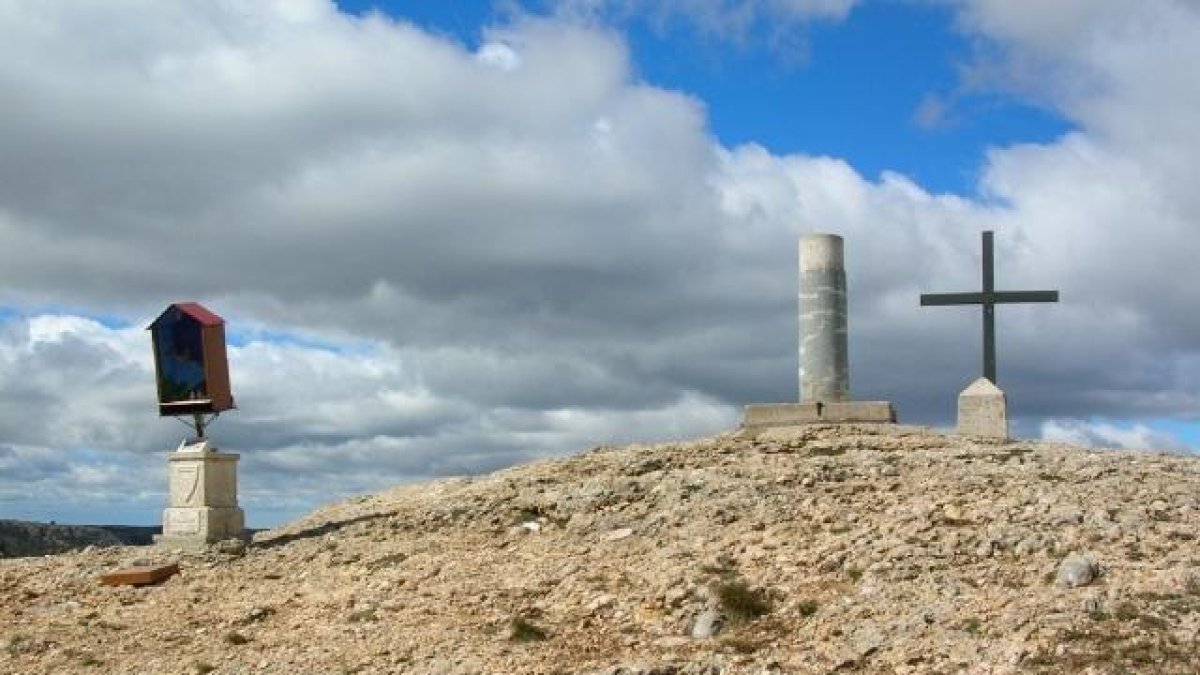 El cim de la Roca Corbatera, a la serralada del Montsant.