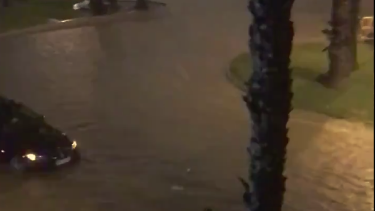 Imagen de un vídeo difundido a Twitter de calles inundadas en Salou.