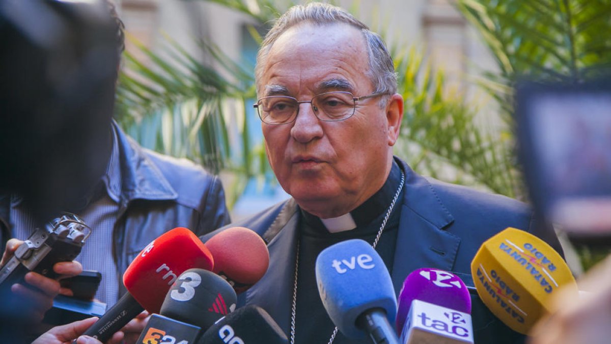 El Arzobispo de Tarragona, Jaume Pujol, atendiendo a los medios de comunicación.