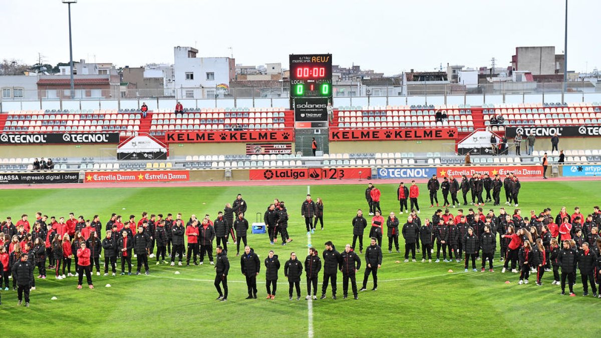 Part del planter roig-i-negre sobre la gespa de l'Estadi Municipal en la seva presentació.