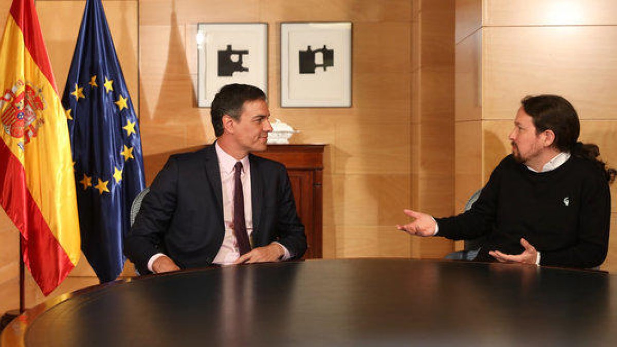 El secretari general del PSOE, Pedro Sánchez, i el líder de Podem, Pablo Iglesias, asseguts a la taula reunits al Congrés dels Diputats.