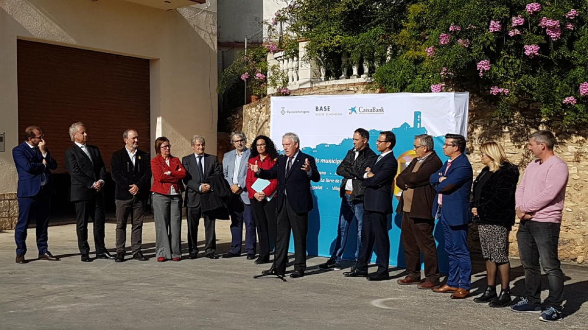 El presidente de la Diputación, Josep Poblet, con los alcaldes de los municipios donde se han instalado cajeros automáticos.