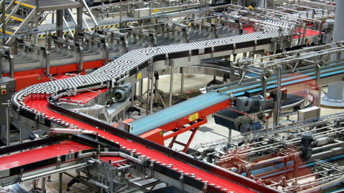 Una de las líneas de producción de una planta de Coca-Cola.