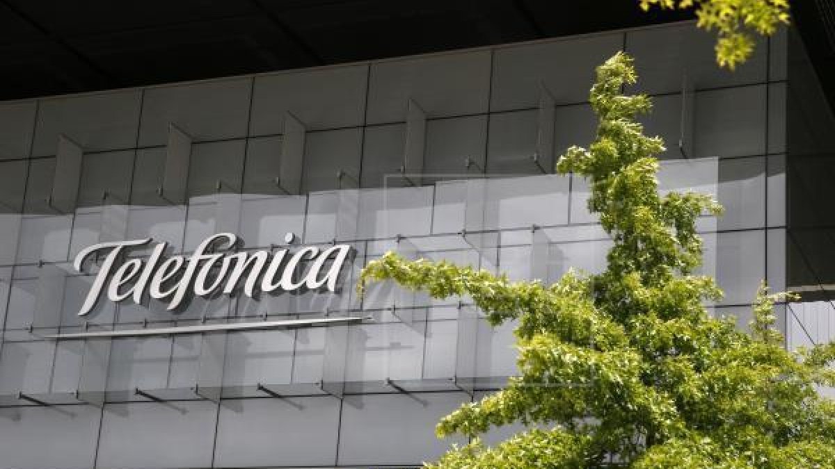 Façana de la seu corporativa de Telefonica.