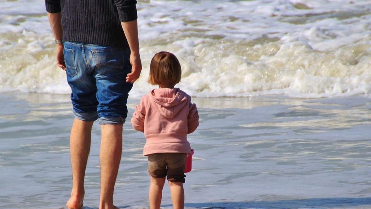 Una família gaudint de la platja.