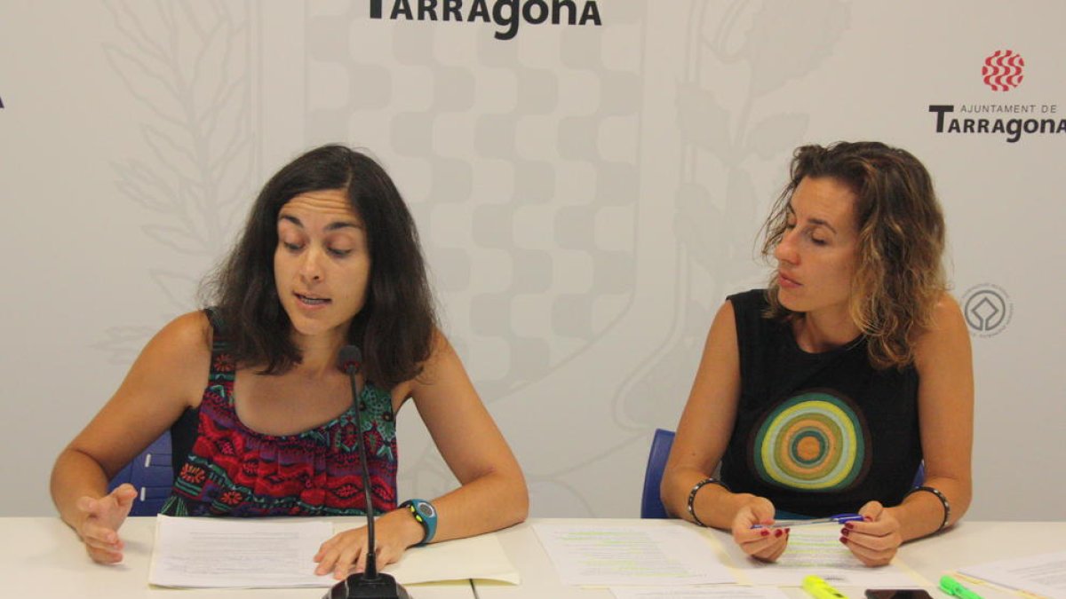 Las concejalas de la CUP en el Ayuntamiento de Tarragona, Eva Miguel y Laia Estrada, durante la rueda de prensa.