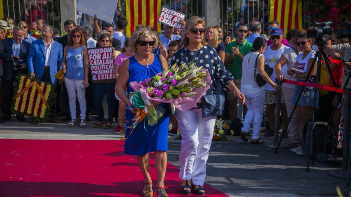 Imatge d'arxiu d'un instant de l'ofrena floral al monument de Rafel Casanova de la passada Diada.