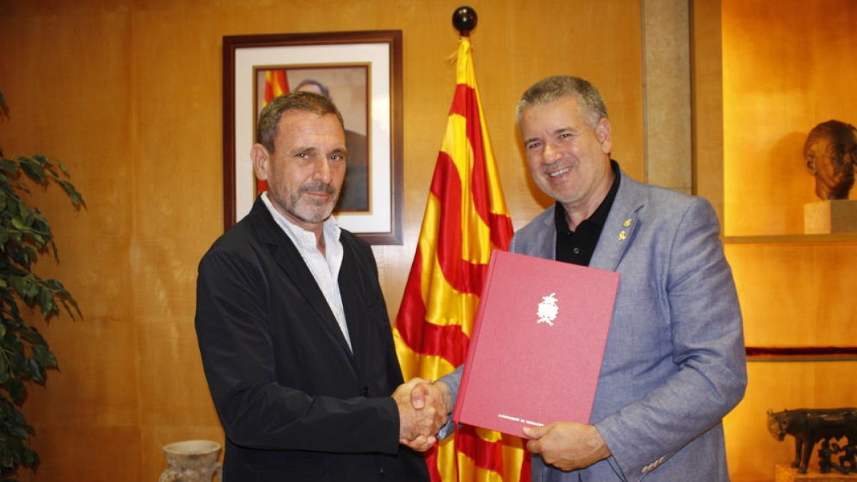 L'alcalde de Tarragona, Pau Ricomà, i el president de la Fundació Privada Mútua Catalana, Pere Jornet en la signatura del conveni.