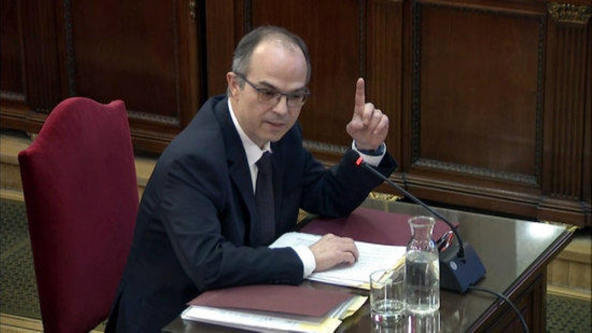 L'exconseller de la Presidència Jordi Turull alçant el dit índex mentre respon les preguntes del fiscal.