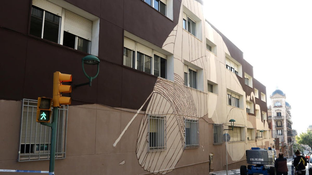 Aspecte que oferia ahir el mural que Megan pinta a la façana lateral de l'Institut Pons d'Icart.