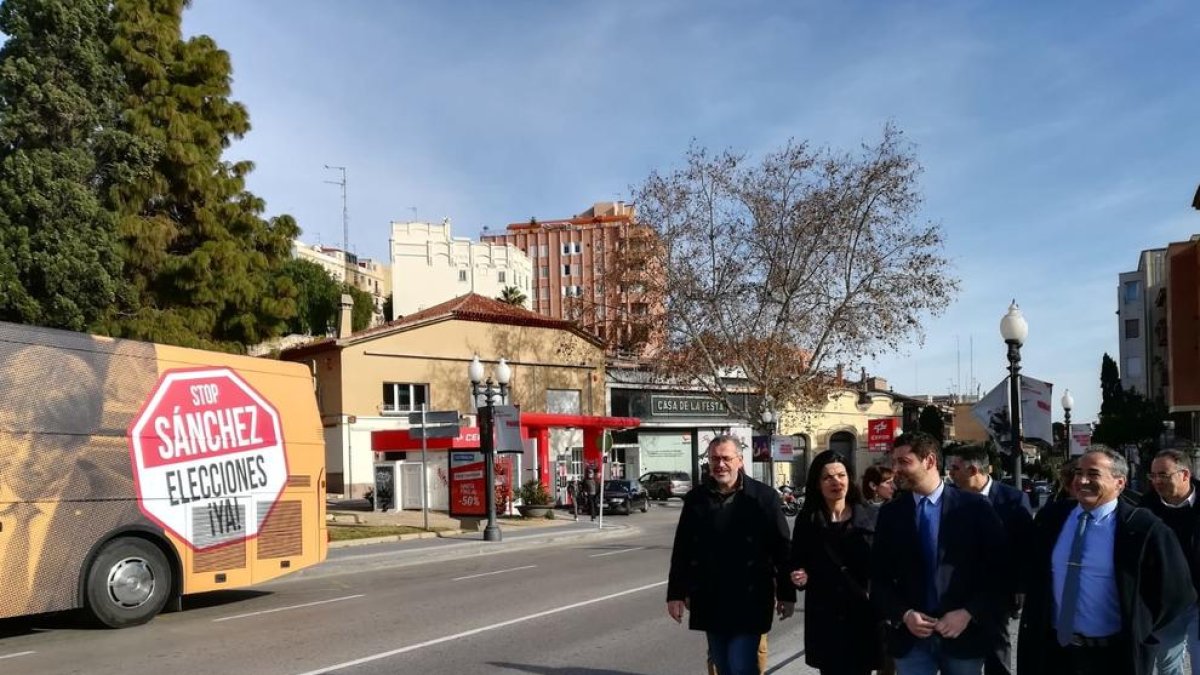 Els membres del grup municipal de Ciutadans i el diputat Domínguez i, a l'esquerra, l'autobús.