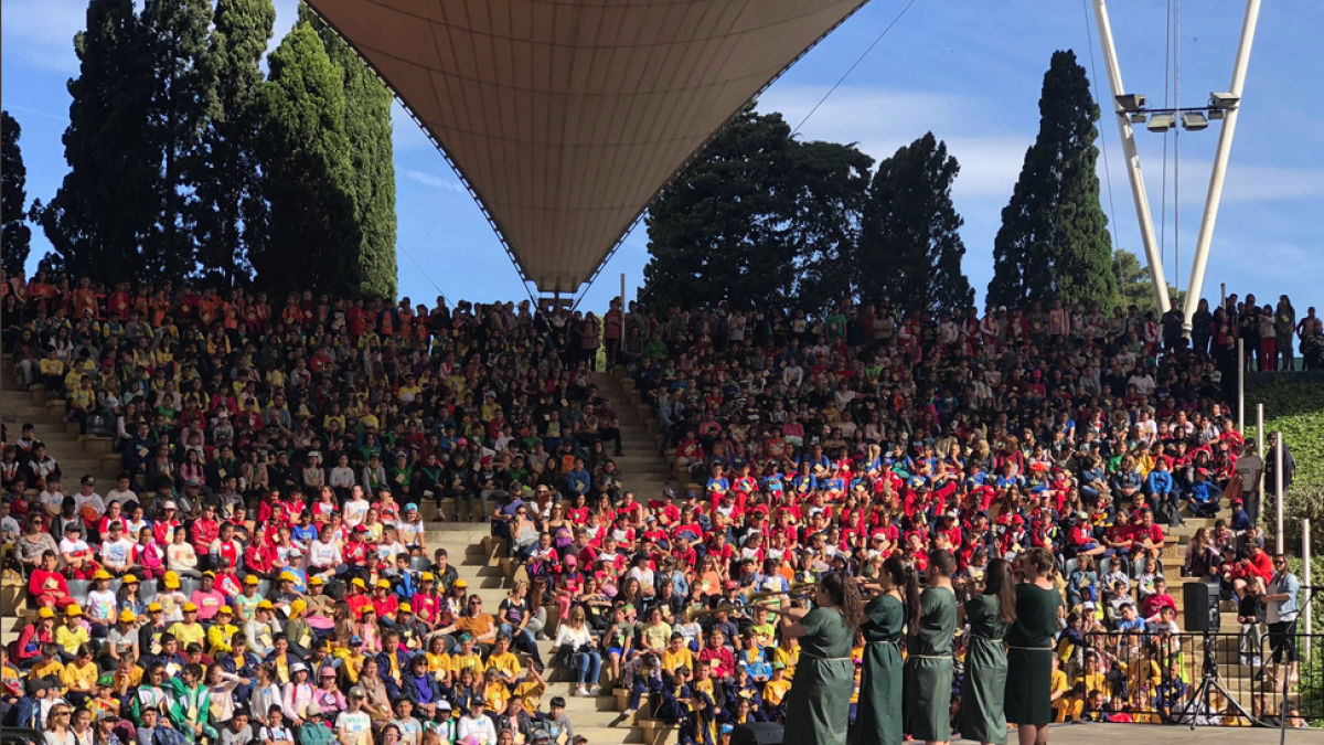 Las gradas del Auditori se llenaron de niños que se adentraron en el pasado romano.