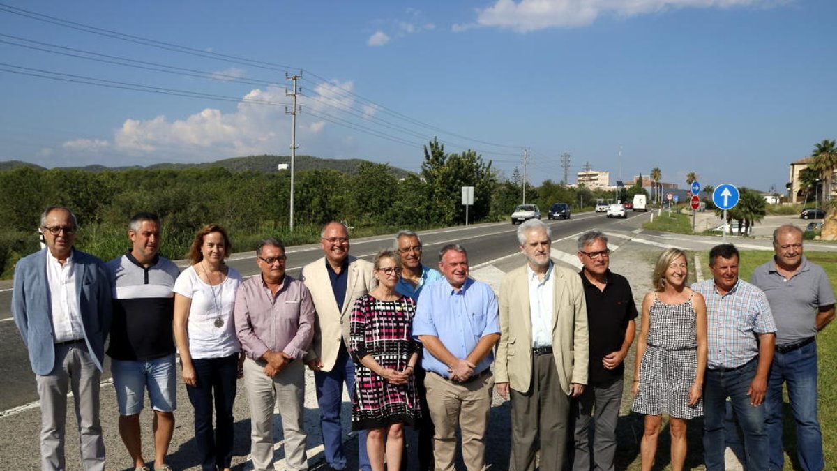 Els alcaldes del Pacte de Berà en una fotografia de família a la vora de la carretera N-340.