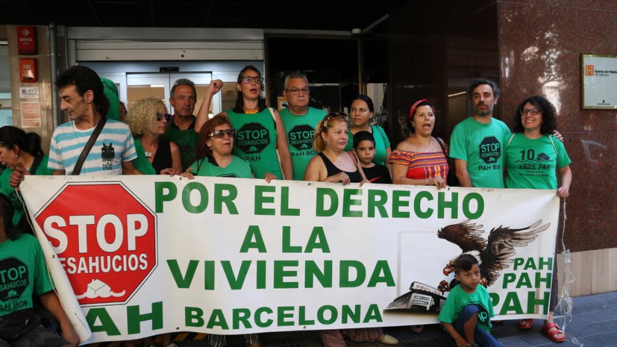 Imatge general de membres de la PAH a les portes de l'Agència d'Habitatge de Catalunya.
