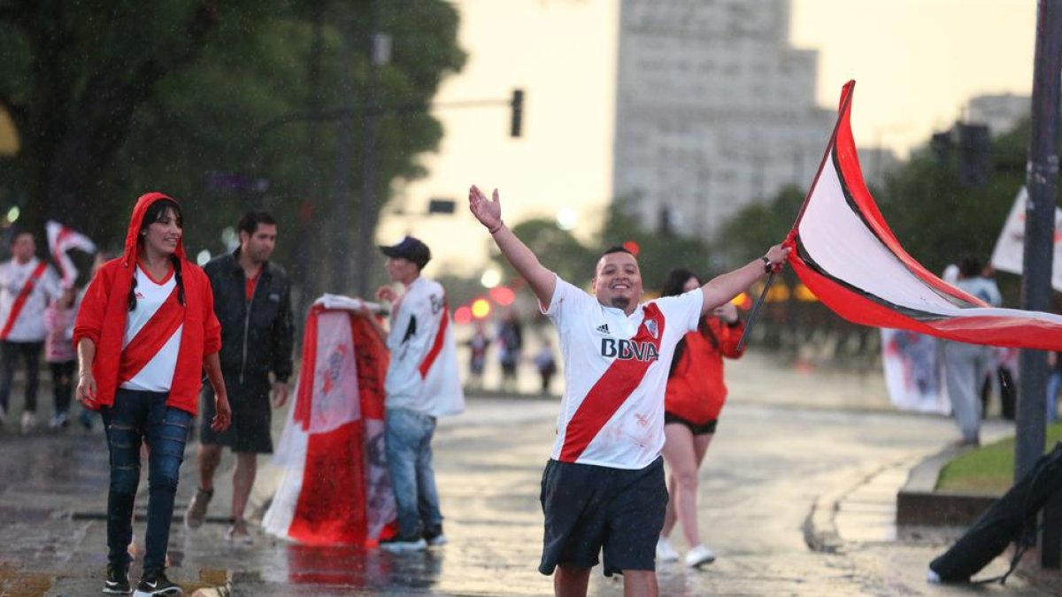 Aficionados de River celebrando el triunfo de su equipo.