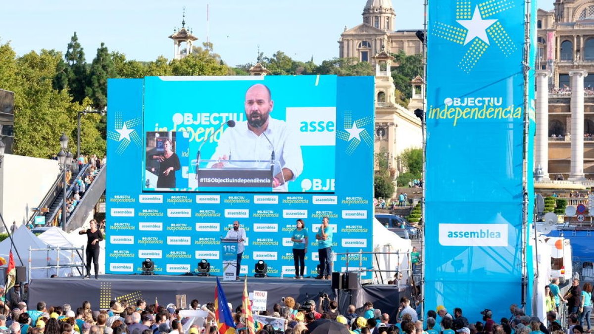 El vicepresidente de Òmnium, Marcel Mauri, interviniendo en el acto final de la manifestación