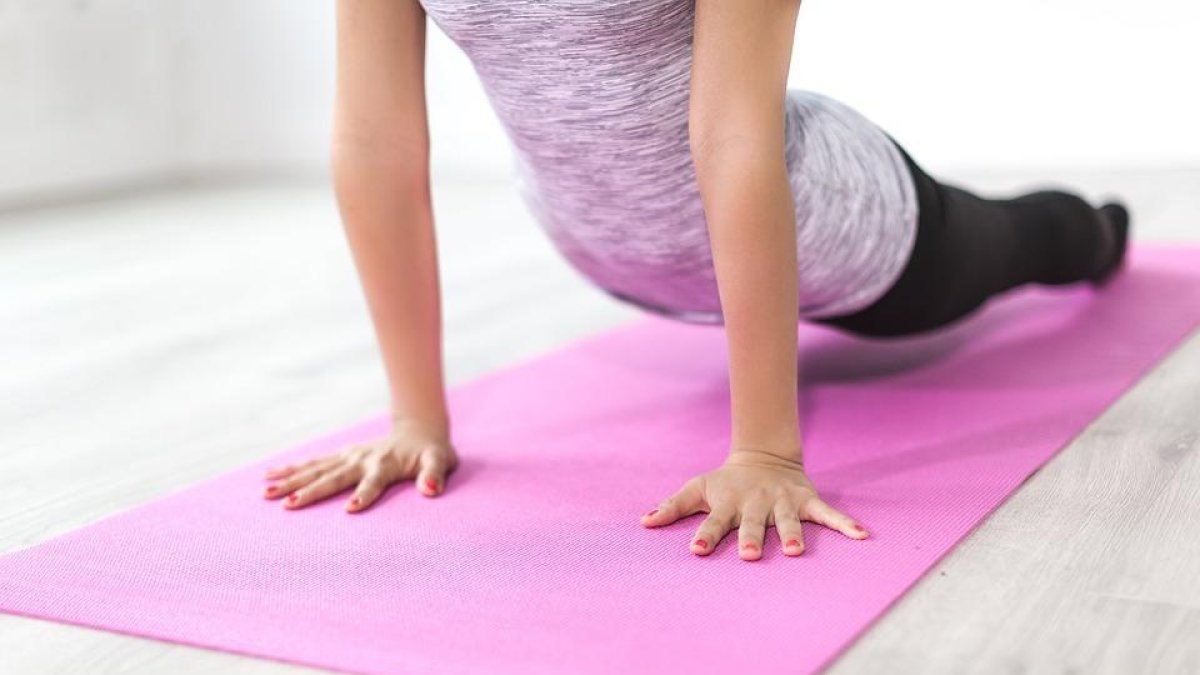 Imagen de una mujer entrenando en el gimnasio.