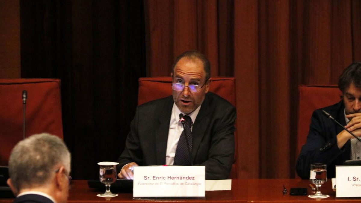 El exdirector de 'El Periódico de Cataluña' Enric Hernández en la comisión del Parlament.