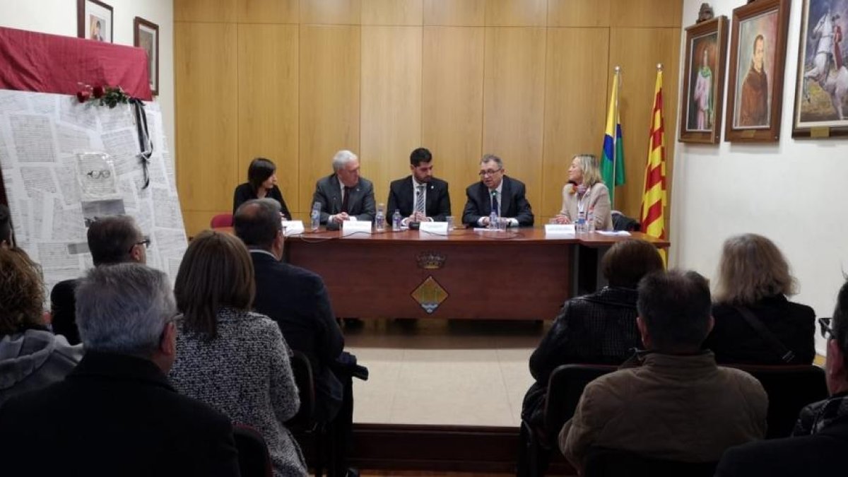 L'homenatge es va celebrar a la sala de plens de l'Ajuntament de Riudoms.