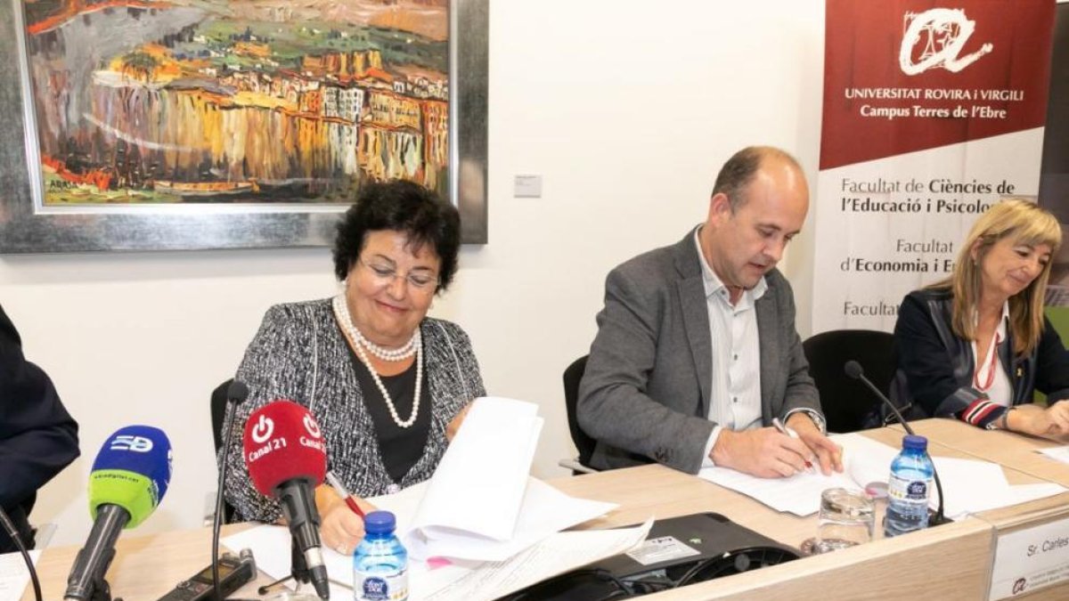 La rectora, María José Figueras, i el president del Consorci Intercomarcal d'Iniciatives Socioeconòmiques, Carles Luz, signen el conveni per impulsar el Cowocat Rural al Campus Terres de l'Ebre