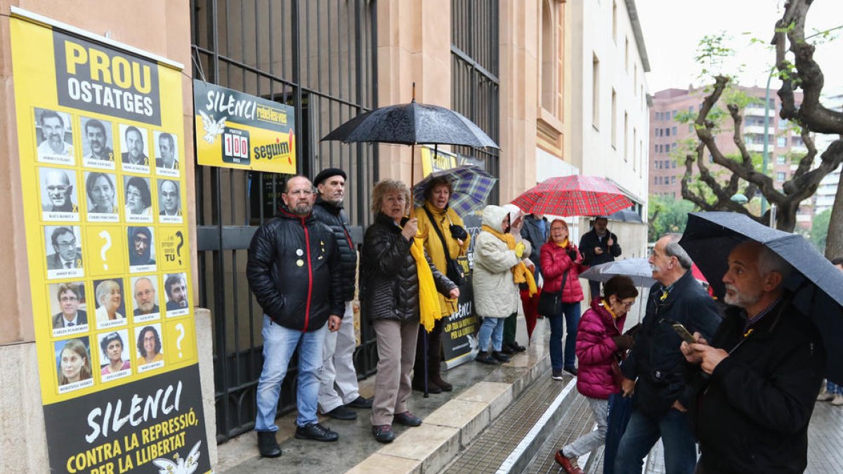 Membres del grup que fa cent dies que es concentra davant l'edifici de l'Audiència.