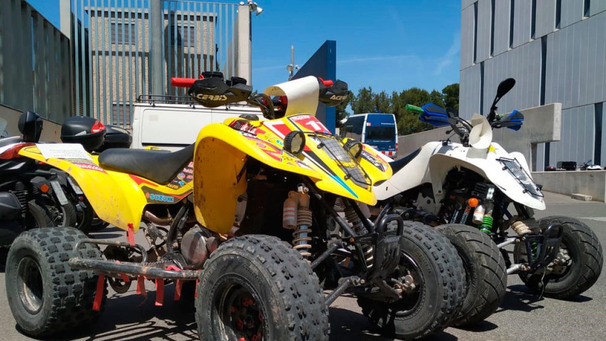 Pla general d'uns quads reparats amb peces robades en un taller clandestí ,al barri tarragoní de Torreforta. S'han detingut els mecànics. Els quads es troben en dependències policials a Tarragona. Imatge publicada el 10 de maig del 2019 (Horitzontal)