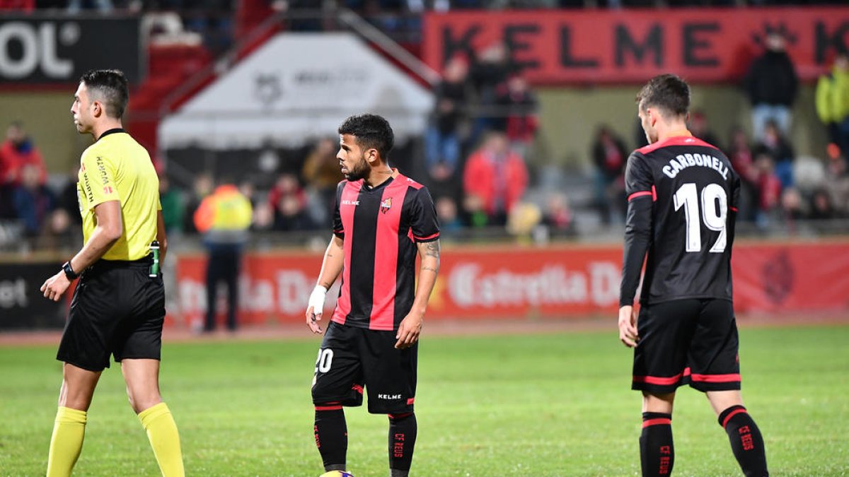 Imatge dels roig-i-negres Gus Ledes i Àlex Carbonell durant el partit contra el Mallorca a l'Estadi Municipal.