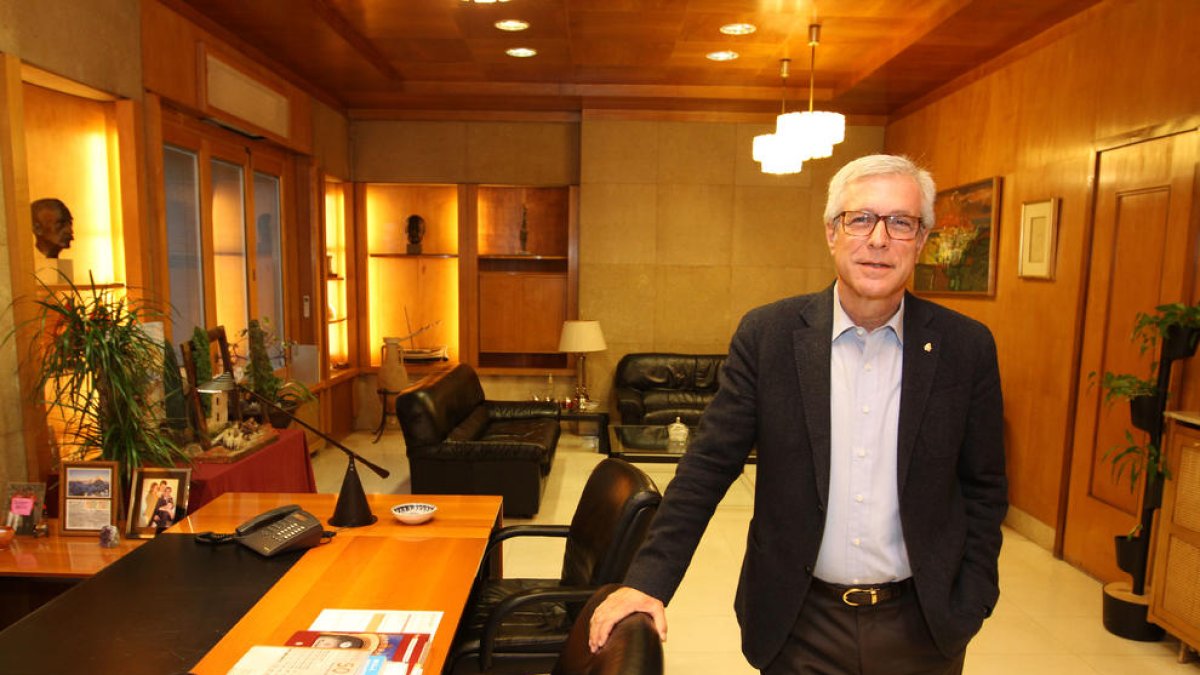 El alcalde Josep Fèlix Ballesteros, en su despacho en el Ayuntamiento de Tarragona.