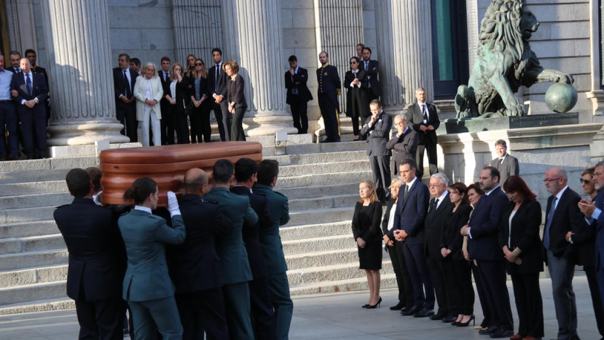 El fèretre de Rubalcaba, a les portes del Congrés, amb Sánchez i la plana major dels governs socialistes a les escales.