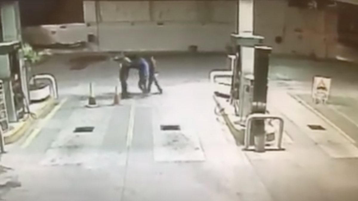 Imagen de los ladrones agrediendo al trabajador.