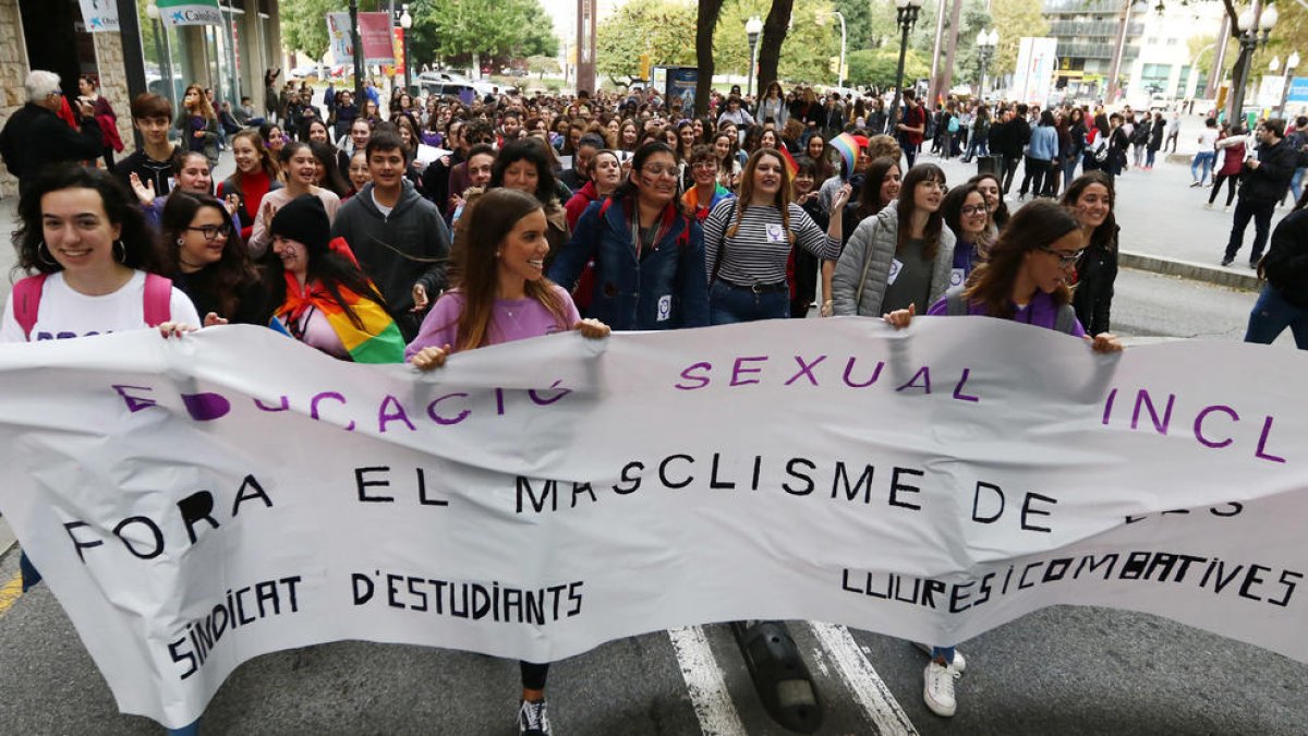 Centenars d'estudiants avancen per la Rambla Nova en la manifestació feminista d'avui.