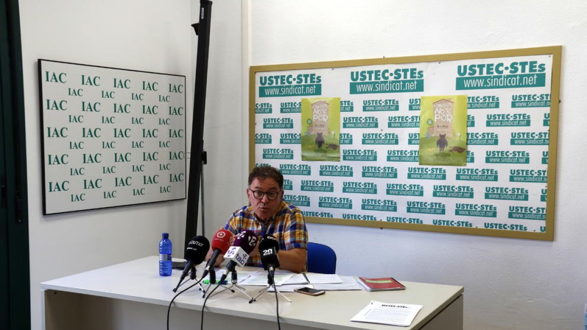 El portaveu d'USTEC –STEs a Tarragona, Juan Carlos Fejoo, en la roda de premsa.
