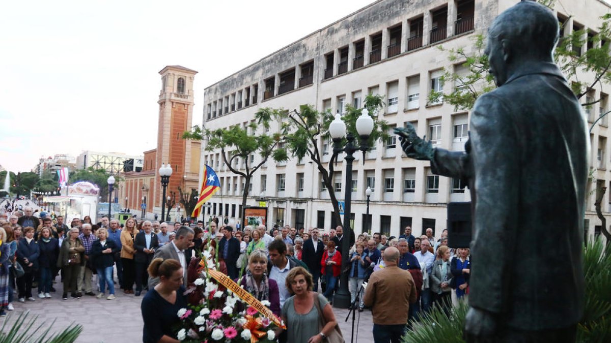 Cerca de doscientas personas participaron en la ofrenda floral al presidente Lluís Companys.