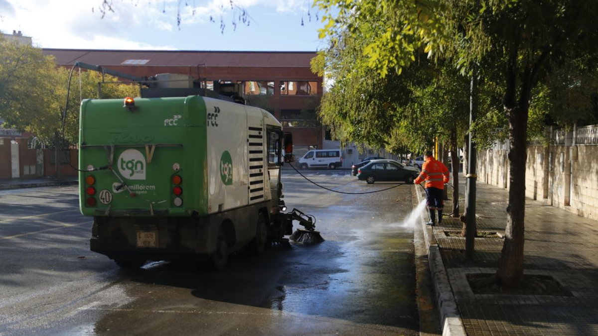 Imagen de archivo de una brigada de limpieza en Tarragona