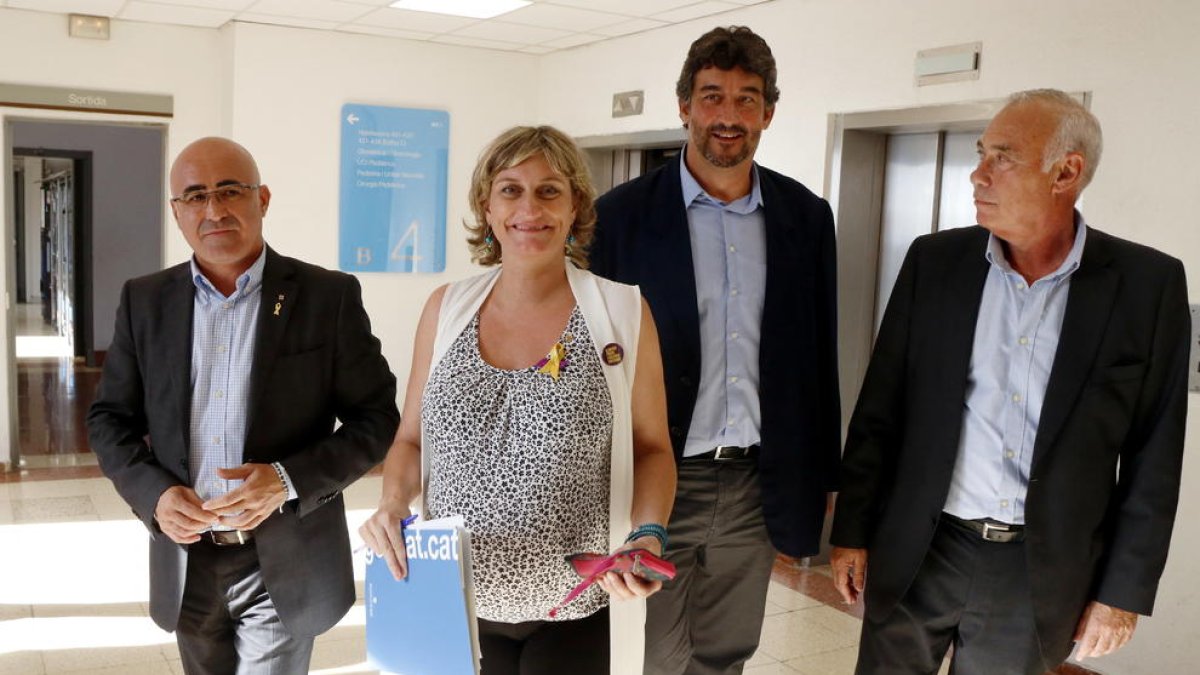 La consellera de Salut, Alba Vergés, amb Òscar Peris i Ramon Descarrega.