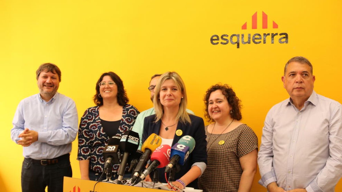Los seis concejales de ERC en Reus, después de las elecciones del 26-M, en rueda de prensa en el local de los republicanos, con la cabeza de lista Noemí Llauradó en el centro, hablando de pactos postelectorales.