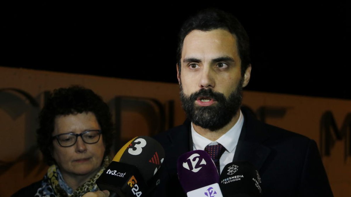 El president del Parlament, Roger Torrent, atenent els mitjans de comunicació després de la seva visita a Forcadell a la presó de Mas d'Enric, al costat d'Elin Jones, presidenta de Parlament de Gal·les.