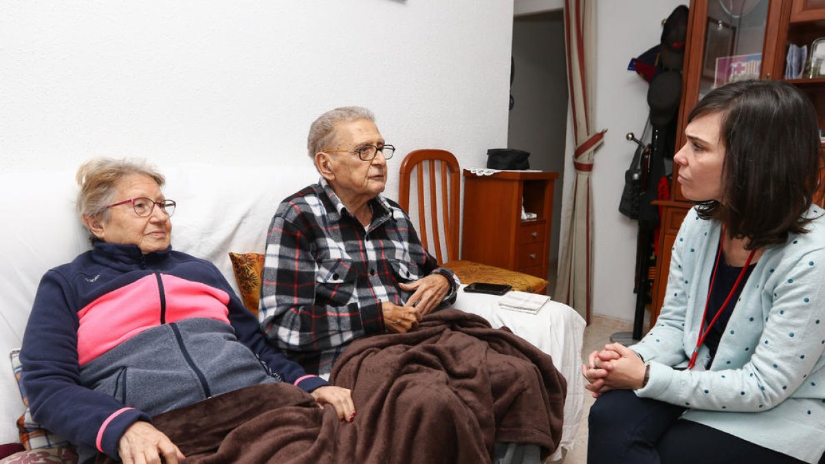 Salvador Casellas, con Tere, su pareja, y Verónica, la psicóloga del EAPS que lleva a cabo el programa de la Obra Social La Caixa.