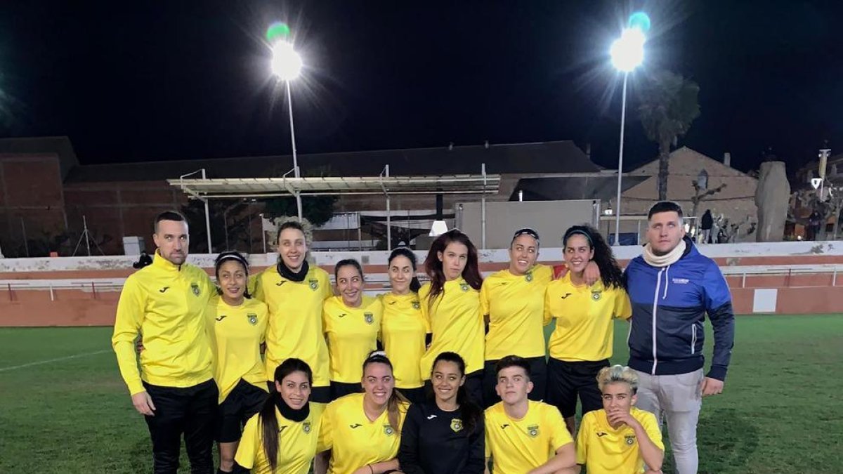 La plantilla del primer equip femení de l'Escola Futbol Base Salou Costa Daurada.