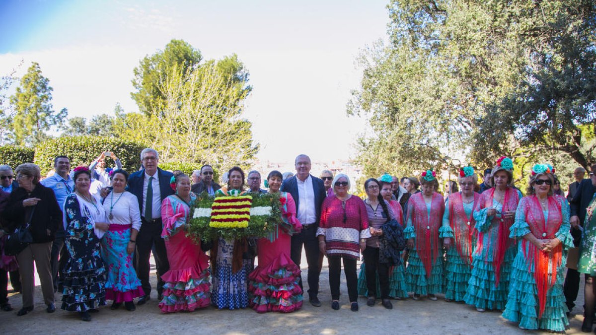 Representants de les entitats andaluses participants en l'ofrena floral, amb els alcaldes de Tarragona i de Reus al Camp de Mart.