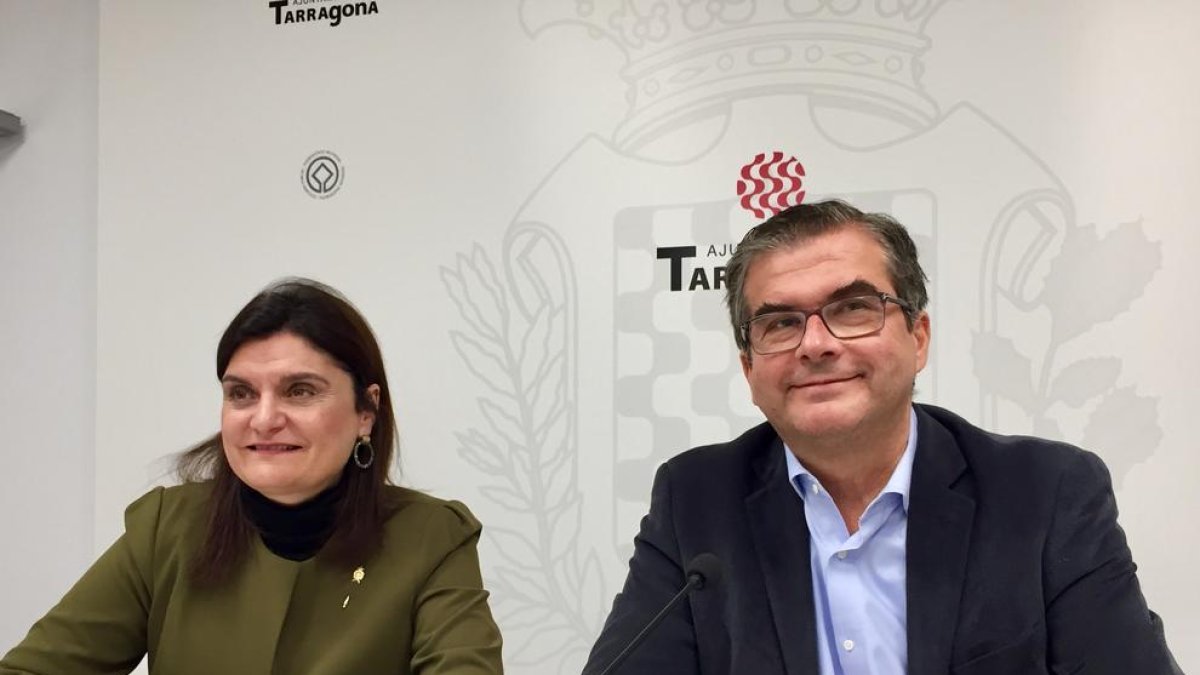 José Luís Martín i María Elisa Vedrina en la compareixença d'ahir a la sala de premsa de l'Ajuntament de Tarragona.