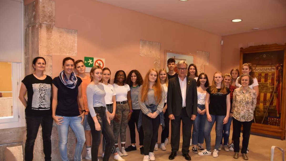 Los alumnos han visitado hoy el Ayuntamiento y han sido recibidos por el alcalde, Eduard Rovira.