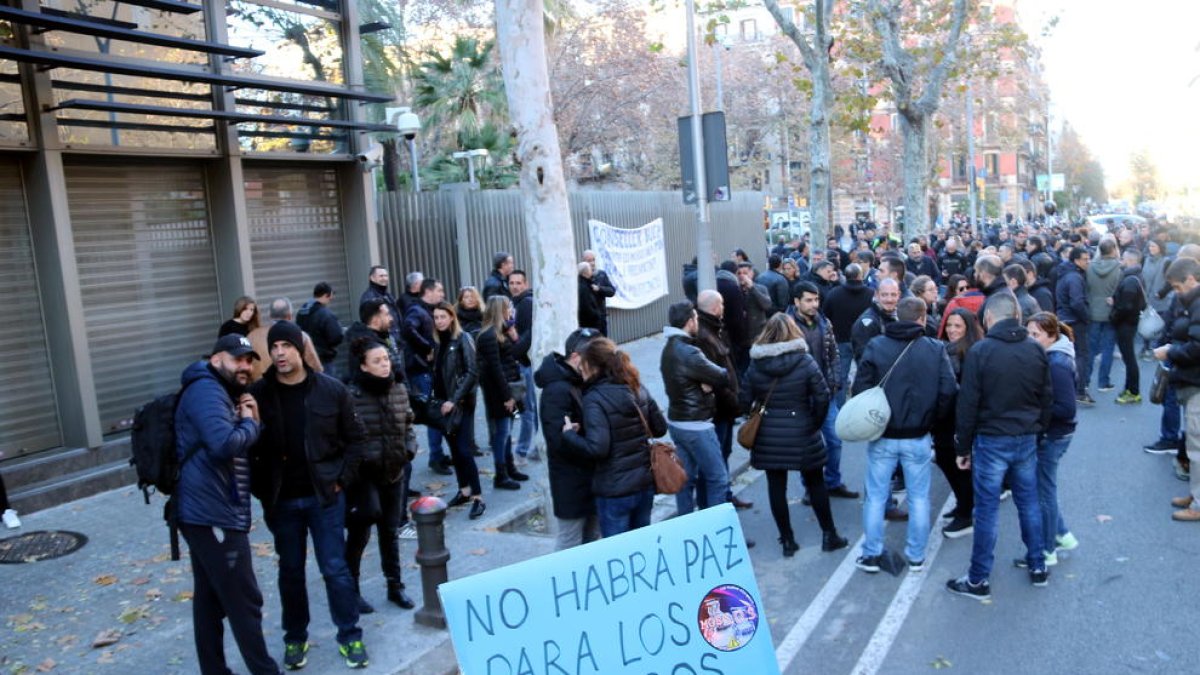 Imatge de la manifestació convocada per sindicats de mossos i el moviment MosSOS en motiu del Consell de la Policia