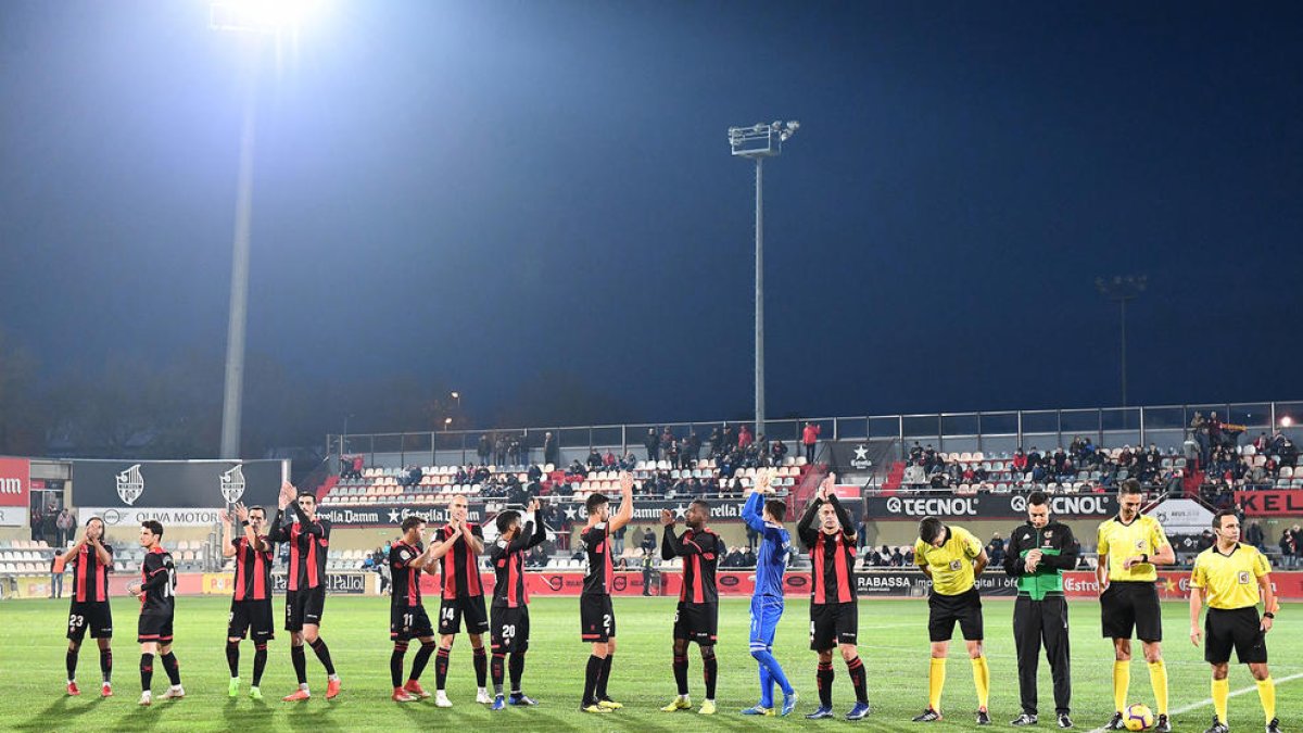 Els jugadors del Reus a l'inici del partit contra el Mallorca